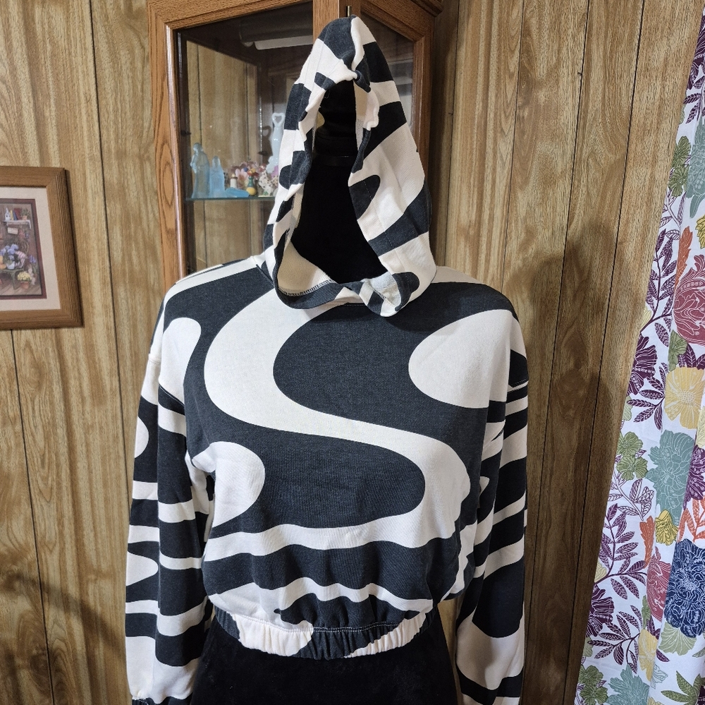H&M Black and White Patterned Hooded Shirt